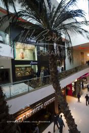 Image du Maroc Professionnelle de  Des visiteurs flânent et découvrent le nouveau grand centre commercial de Casablanca "Morocco Mega Mall", le plus grand centre commercial d'Afrique avec 200.000 m² de surface au sol située sur le Boulevard de la Corniche Boulevard de L'Océan Ain Diab, à Casablanca, Vendredi 16 Décembre 2011. (Photo / Abdeljalil Bounhar)

